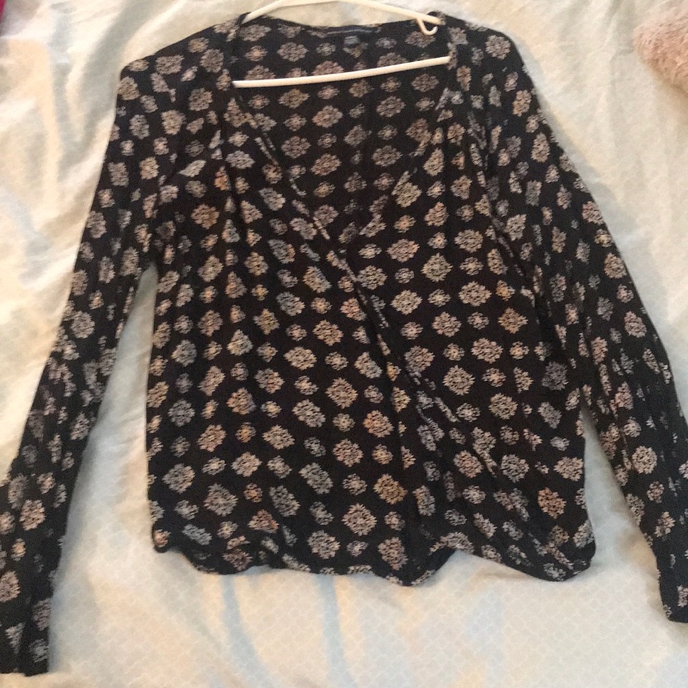 Long sleeve flowing sleeve shirt